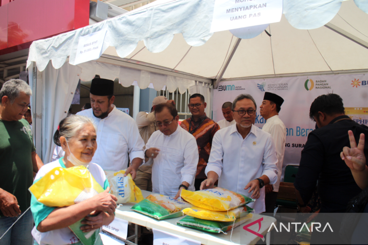 Mendag  serahkan bantuan beras untuk masyarakat di Pasar Legi Solo