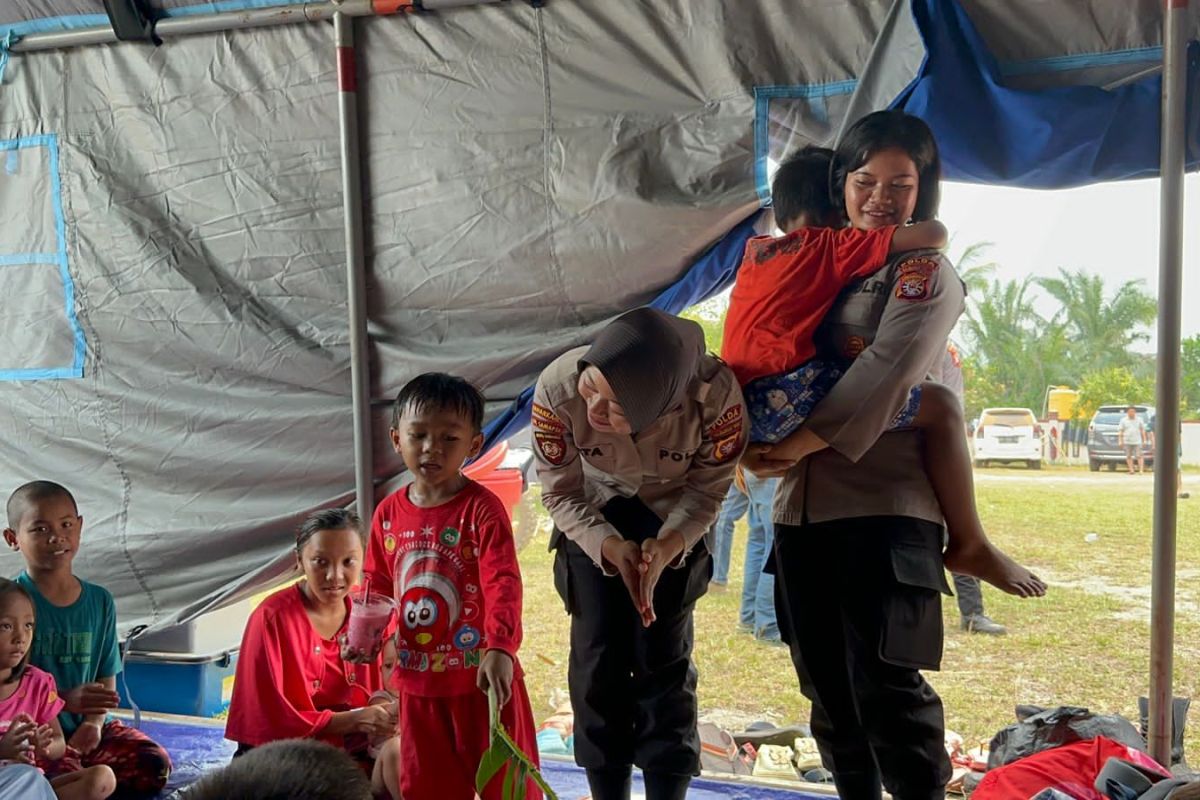Polwan Polda Kalteng cegah trauma anak-anak terdampak unjuk rasa