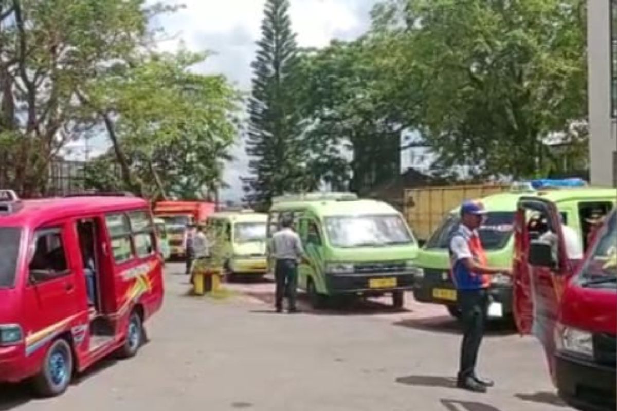 Dishub Ambon jaring 300 angkutan umum melanggar peraturan