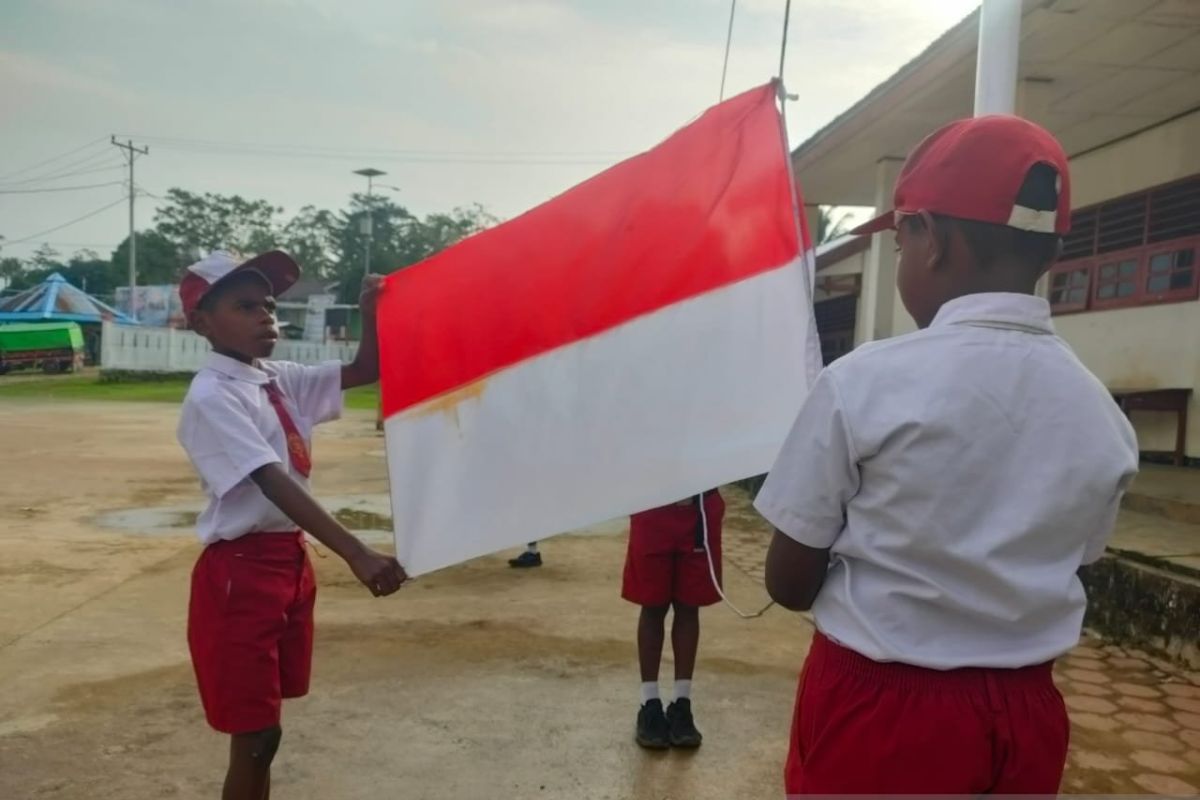 TNI tumbuhkan semangat nasionalisme siswa SD YPK Emaus Susumuk Maybrat