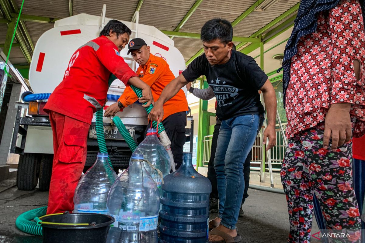 Pmi Jakarta Barat Salurkan Ribu Liter Air Bersih Antara News