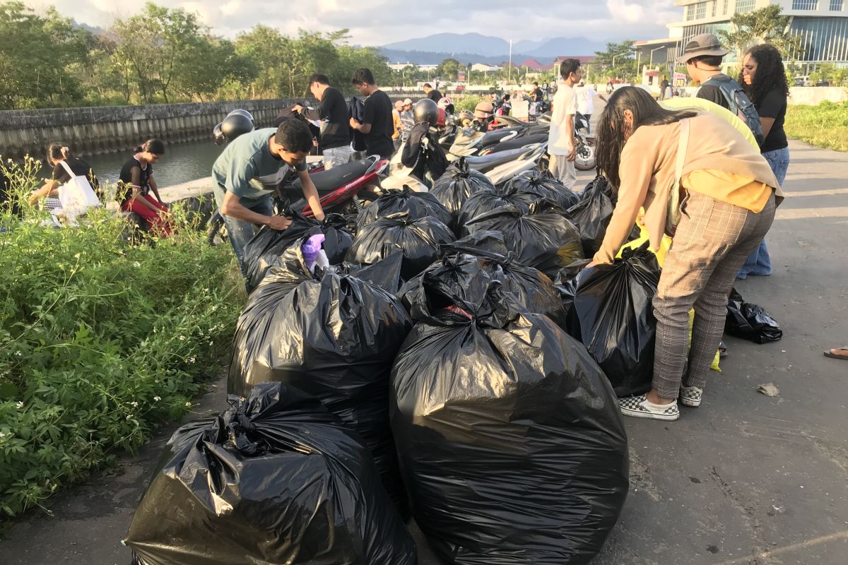 Komunitas The  Mulung kumpulkan sampah 21 kantong di Pesisir RS Leimena
