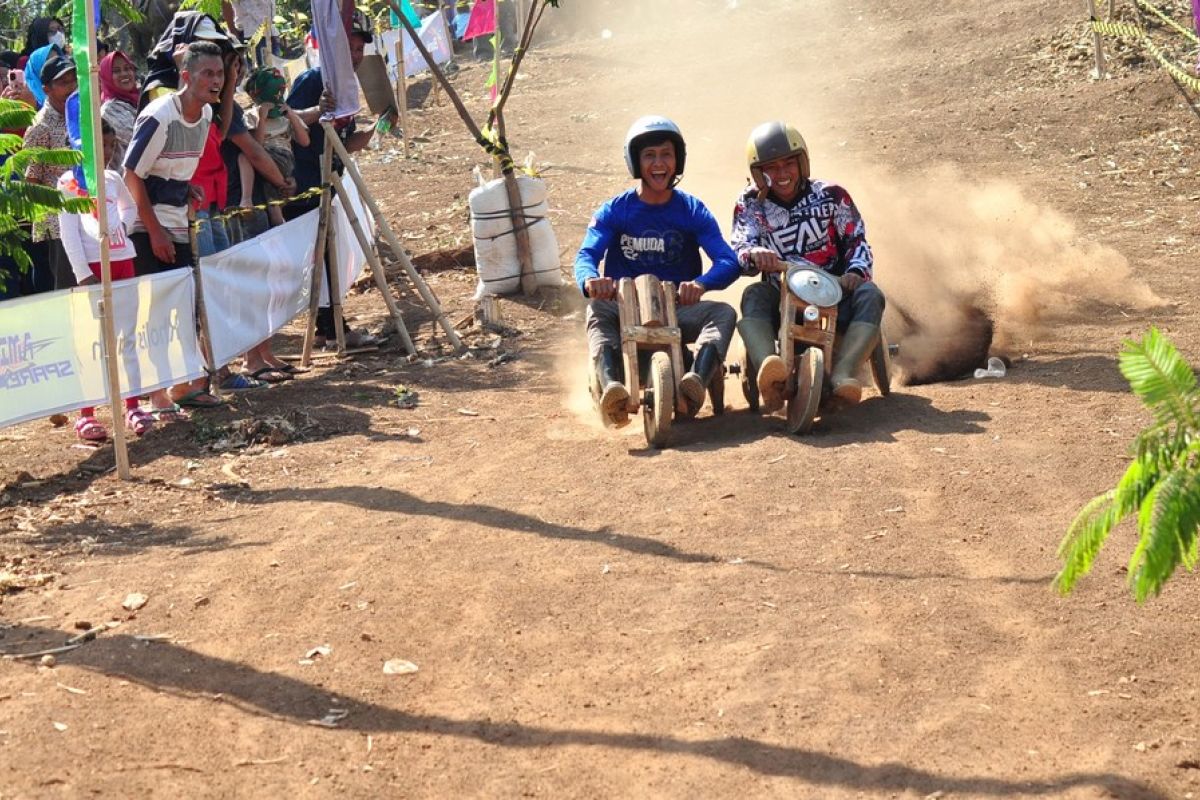 Album Asia: Intip keseruan balap gerobak kayu tradisional di Kendal