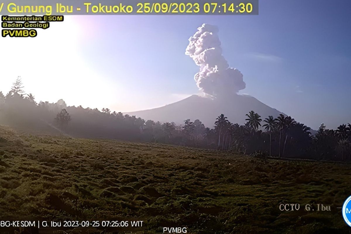 Kemarin, erupsi Gunung Ibu hingga belasan orang keracunan gas di Aceh