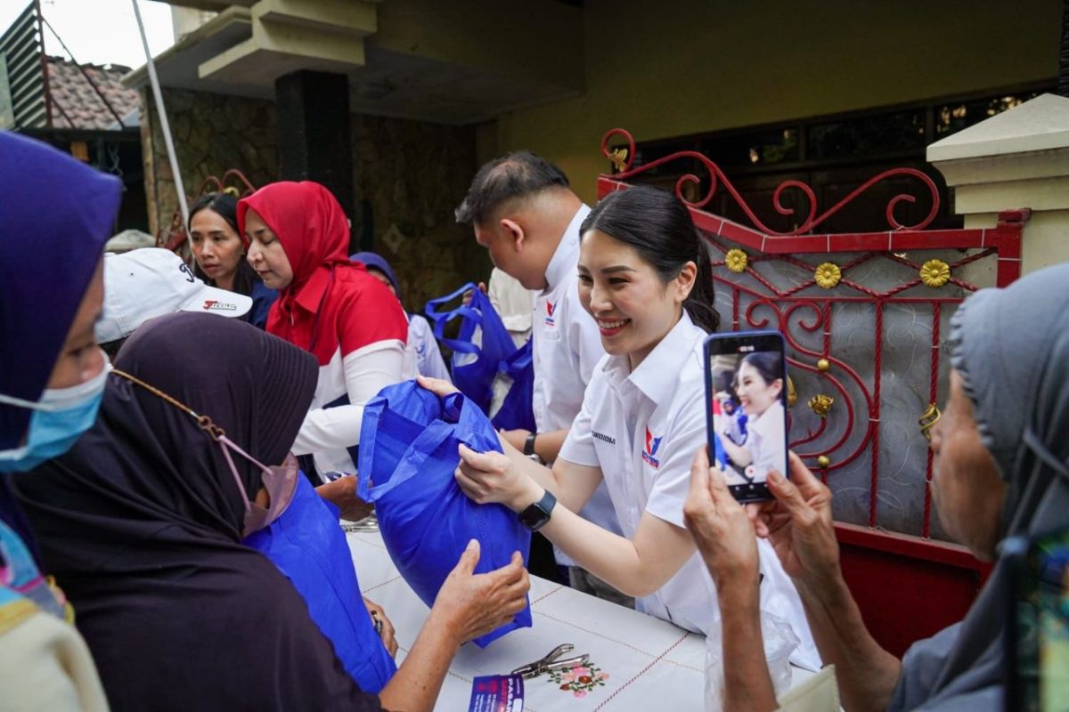 Waketum Perindo bagikan KTA dan gelar pasar murah di Surabaya