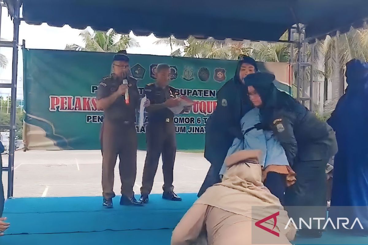 Terpidana zina di Pidie pingsan saat dihukum cambuk