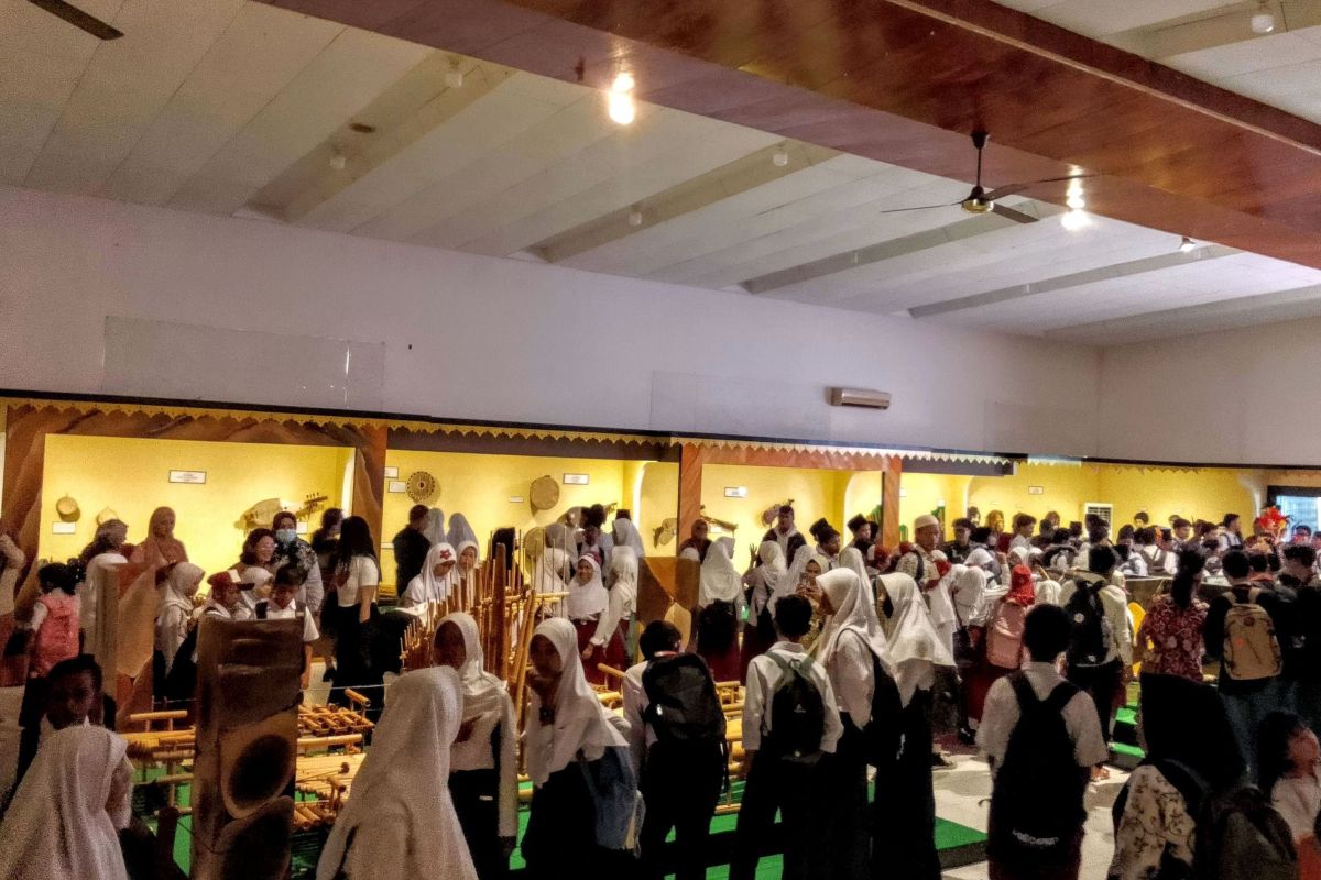 Ratusan pelajar mengunjungi Museum Sulteng kenali alat musik tradisional