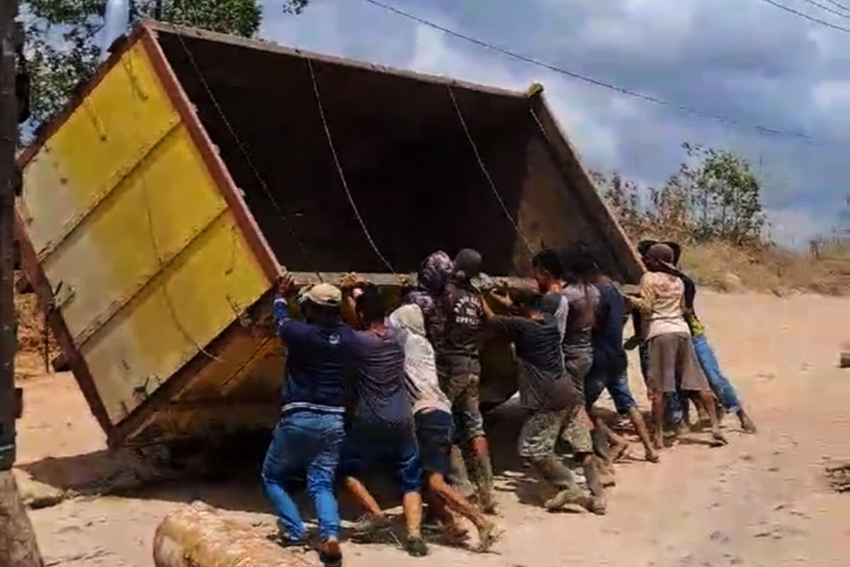 Truk angkutan terjungkal di KM 171 Satui Barat Kalsel