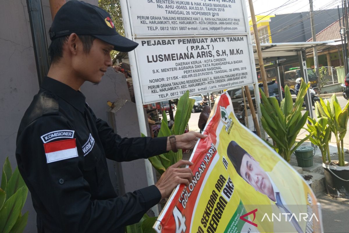 Bawaslu Kota Cirebon Tertibkan Aps Yang Berisi Kampanye Antara News