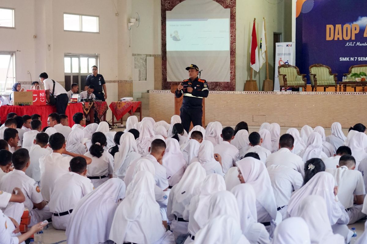 Program "KAI Mengajar" hadir di  SMKN 7 Semarang