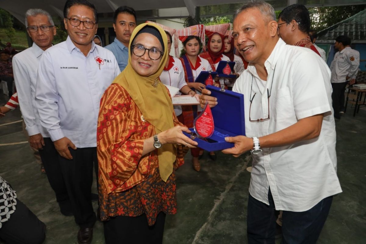 117 pendonor darah PMI Pematang Siantar diberi penghargaan dan pin