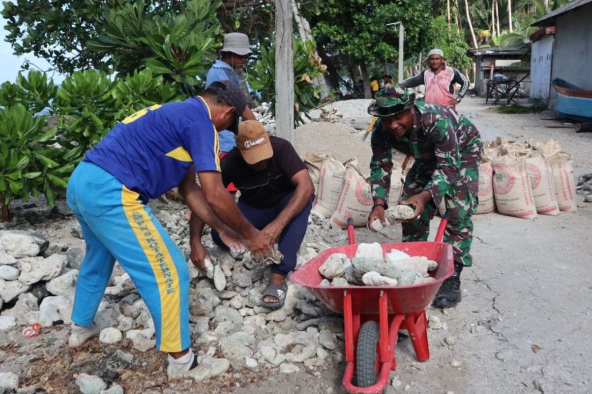 Personel TNI bantu  bangun infrastruktur warga pesisir