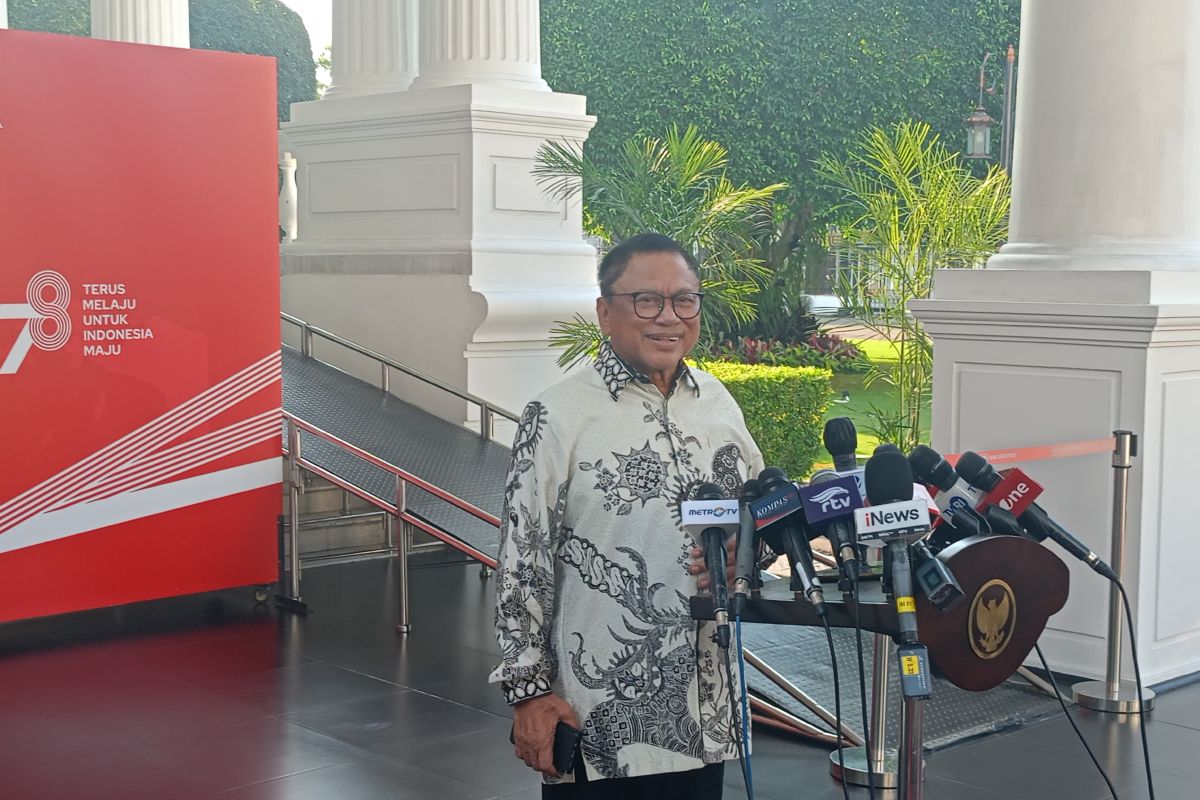 Presiden berbincang dengan Ketua Umum Hanura di Istana