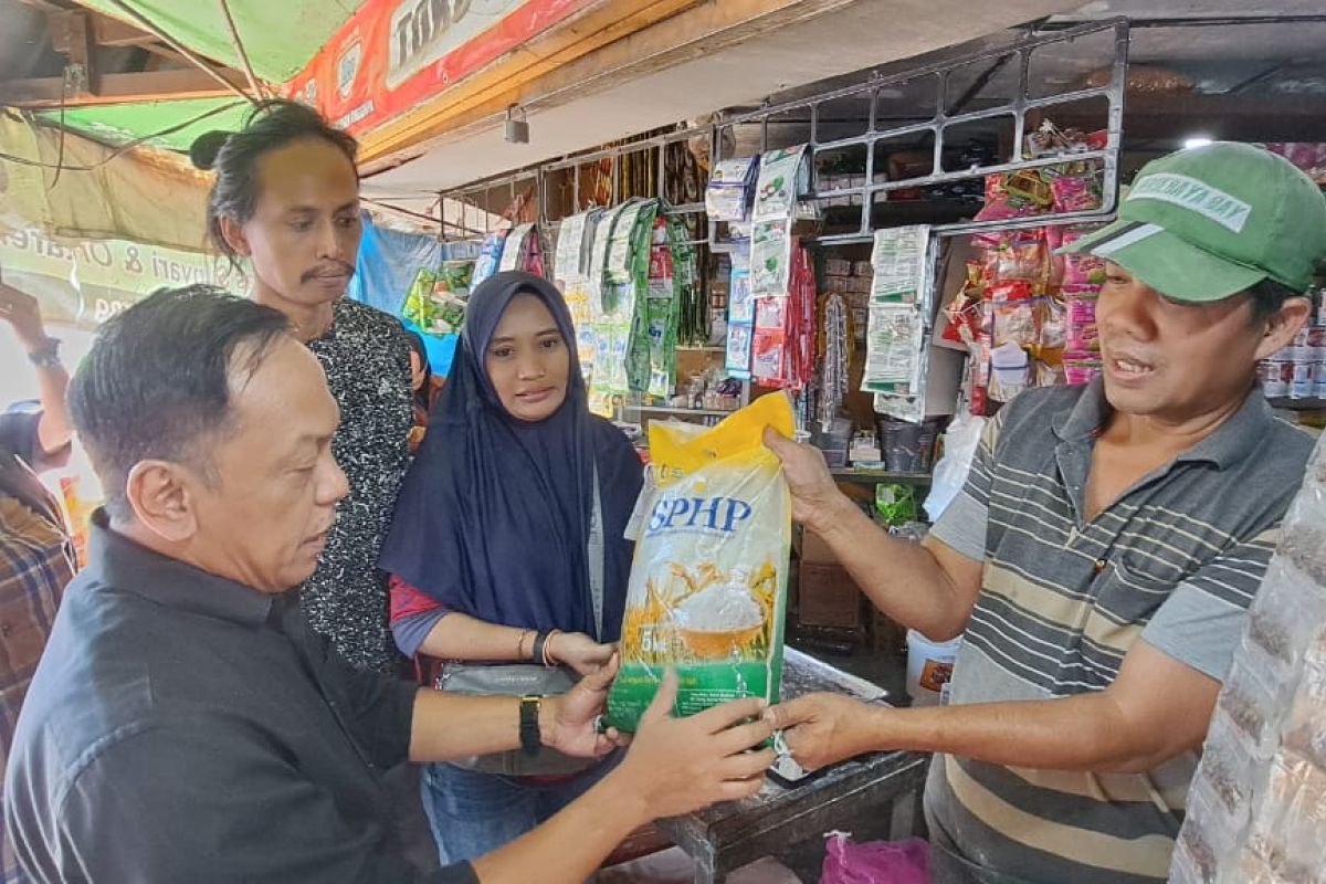 DPRD minta Pemkot perbanyak titik operasi pasar di Surabaya