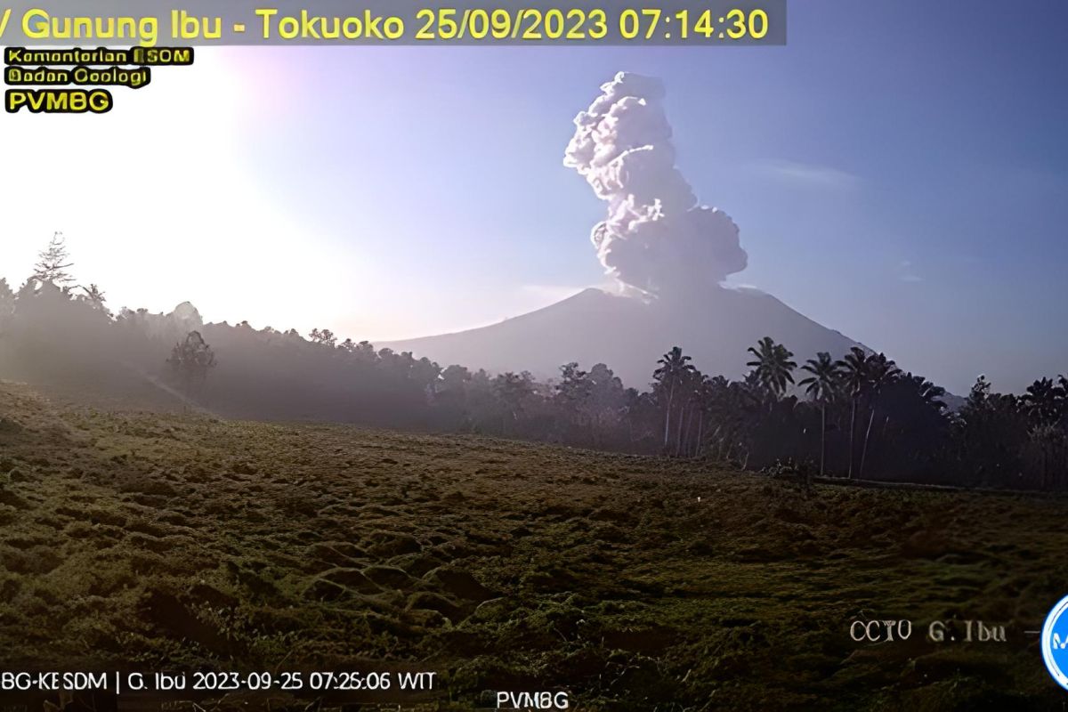 Senin pagi, Gunung Ibu erupsi setinggi 1,5 kilometer