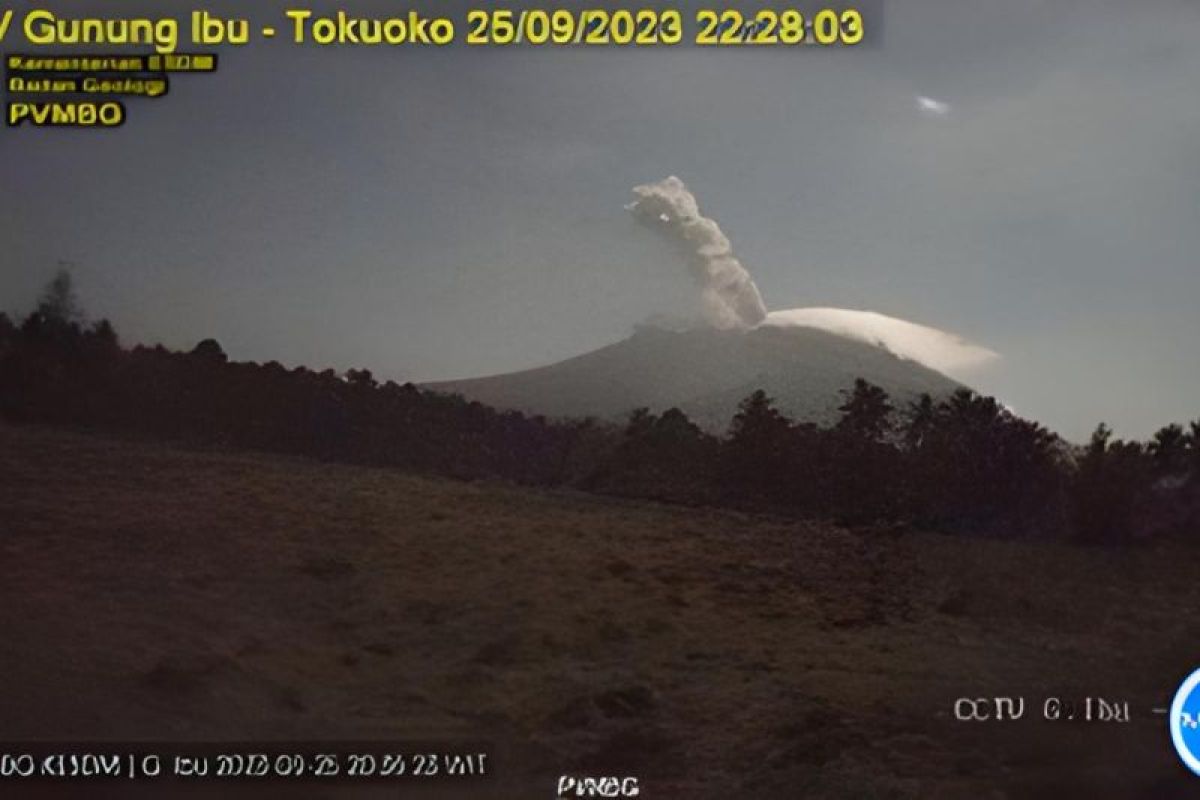 Gunung Ibu di Pulau Halmahera kembali erupsi dengan kolom abu setinggi 1.000 meter