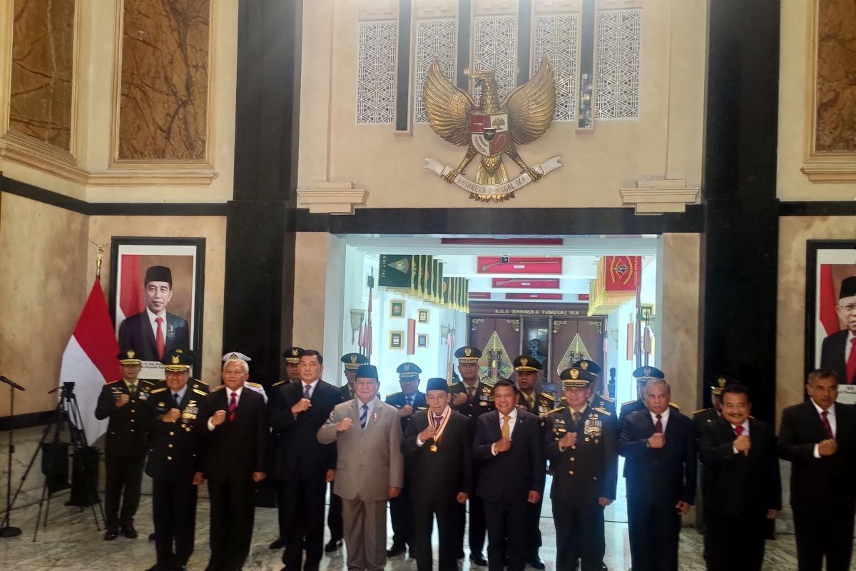 Prabowo Subianto beri penghargaan Dharma Pertahanan kepada Habib Luthfi