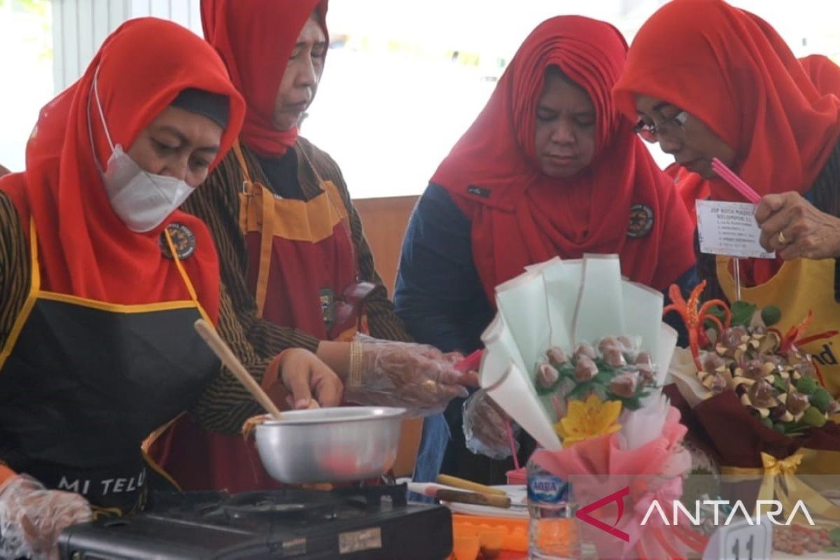 PKK Kota Madiun lakukan inovasi pembuatan kuliner permen sambal pecel
