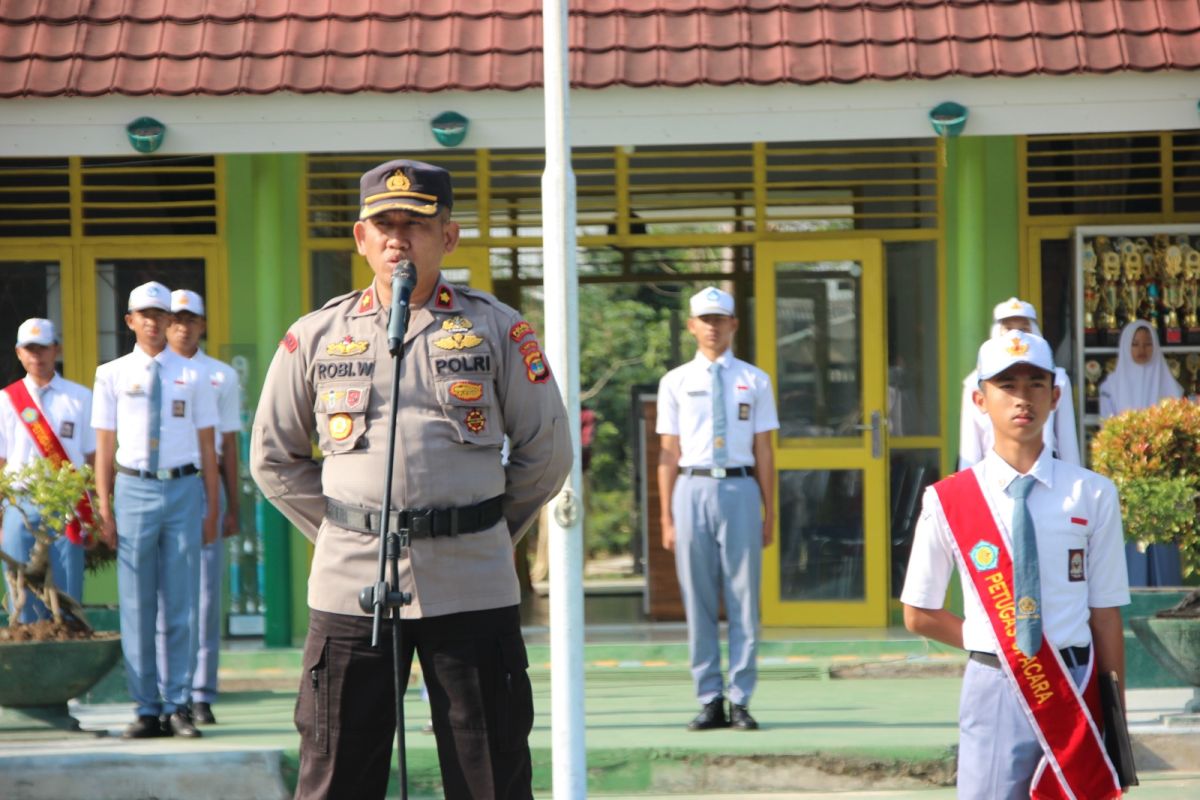 Polisi sosialisasi bahaya narkoba pada pelajar di Lampung Barat