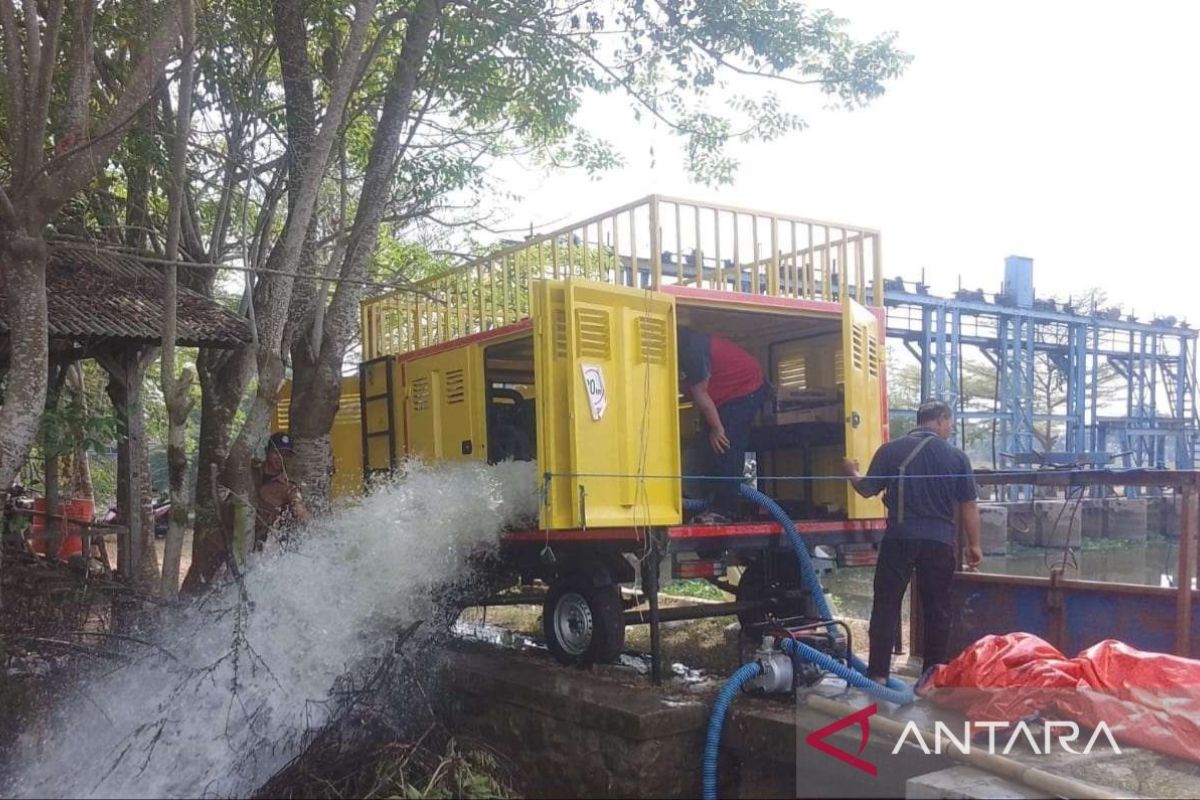 Pemkab Bekasi tambah debit air di saluran untuk lahan pertanian