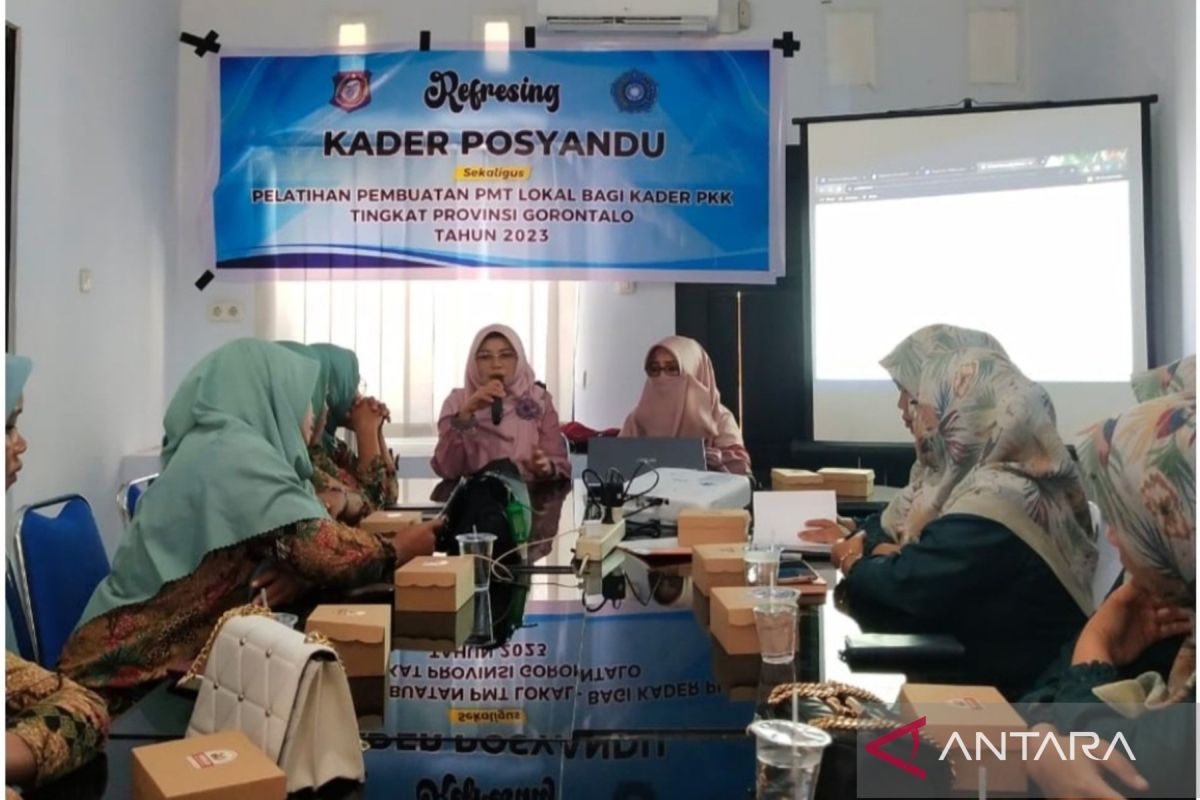 PKK Gorontalo melatih kader posyandu membuat makanan tambahan