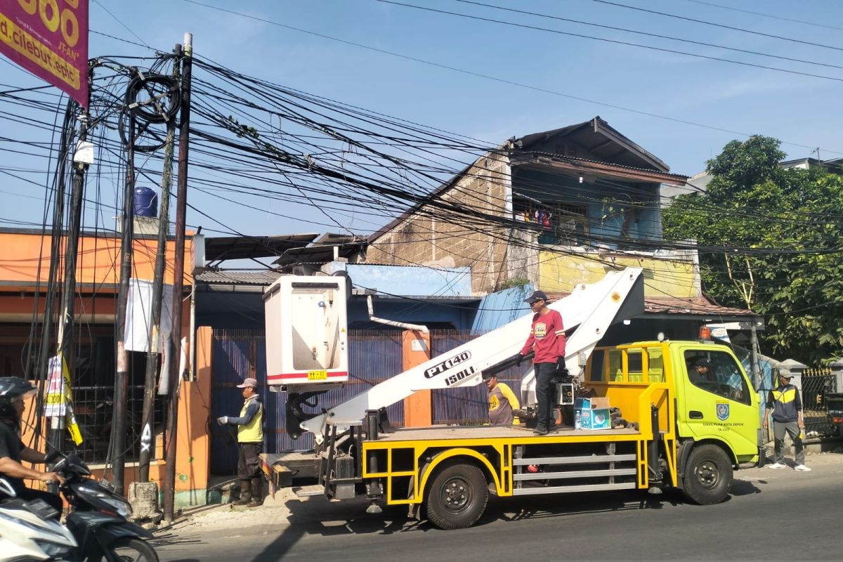 Dinas PUPR Depok tata kabel udara yang semrawut