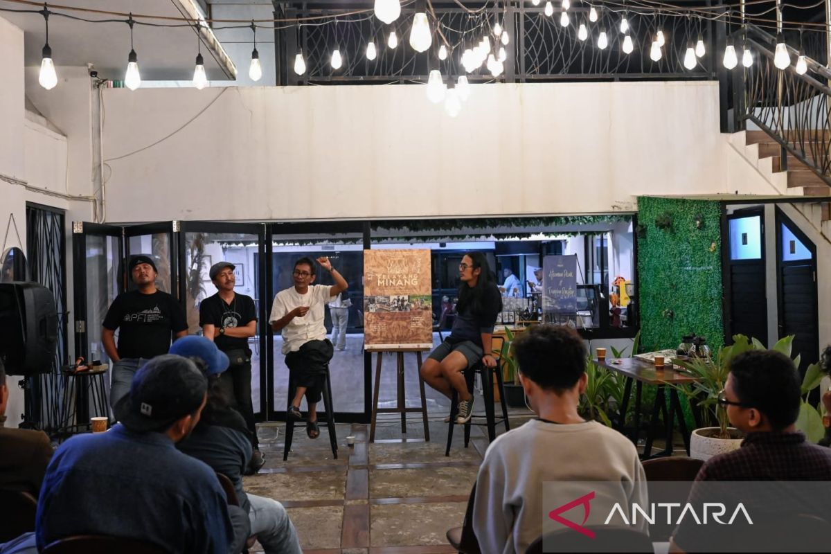 Dekan FSMR ISI Yogyakarta apresiasi karya seni di ruang publik Bukittinggi