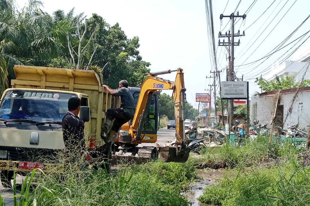 Dinas PUPR Kota Pekanbaru bersihkan saluran air di jalan Bangau Sakti