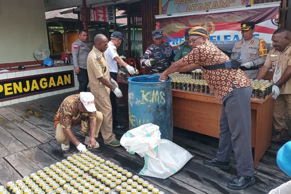Polres Asmat kembali memusnahkan 1.200 kaleng minuman beralkohol