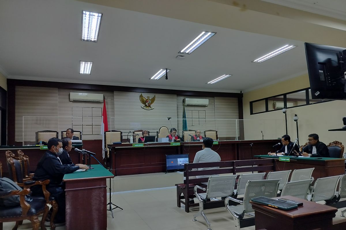 Staf ahli Wakil Ketua DPRD Jatim Sahat divonis 4 tahun penjara