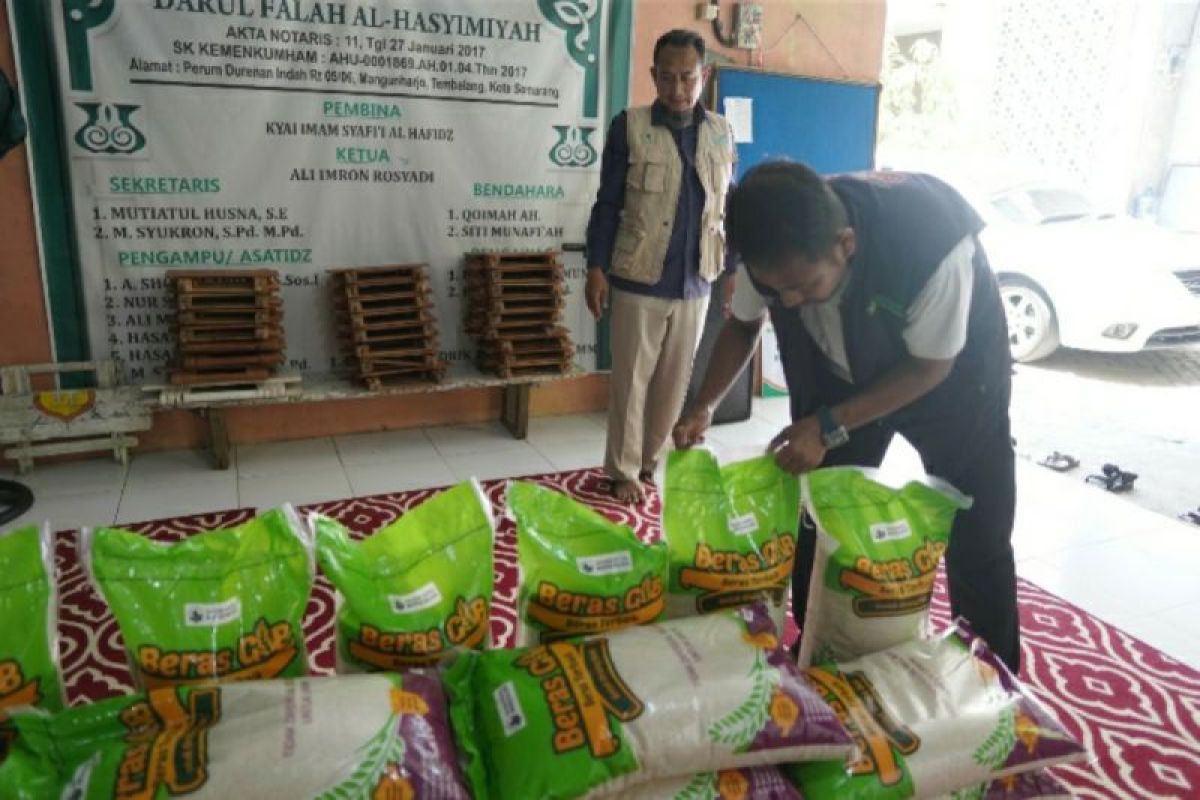 Yayasan Baitul Maal PLN bagikan 1,5 ton beras untuk santri penghapal Qur'an