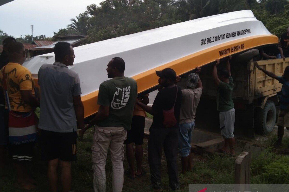 Disdik Jayapura serahkan speedboad untuk dua sekolah Distrik Airu