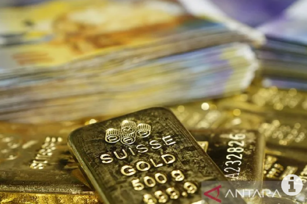 Harga emas jatuh dipicu kenaikan dolar dan imbal hasil obligasi AS