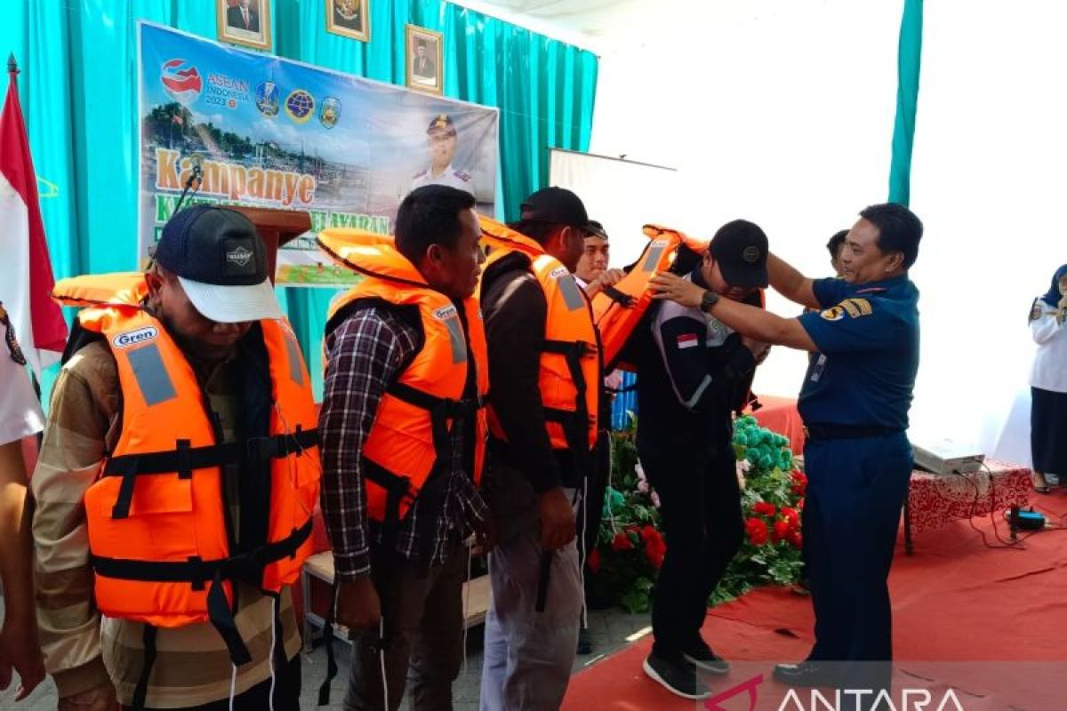 Dishub Jatim berikan bantuan alat keselamatan pelayaran di Situbondo