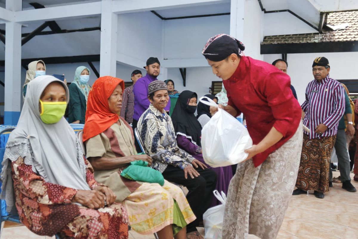 Trenggalek salurkan dana DHBCHT dalam bentuk sembako murah