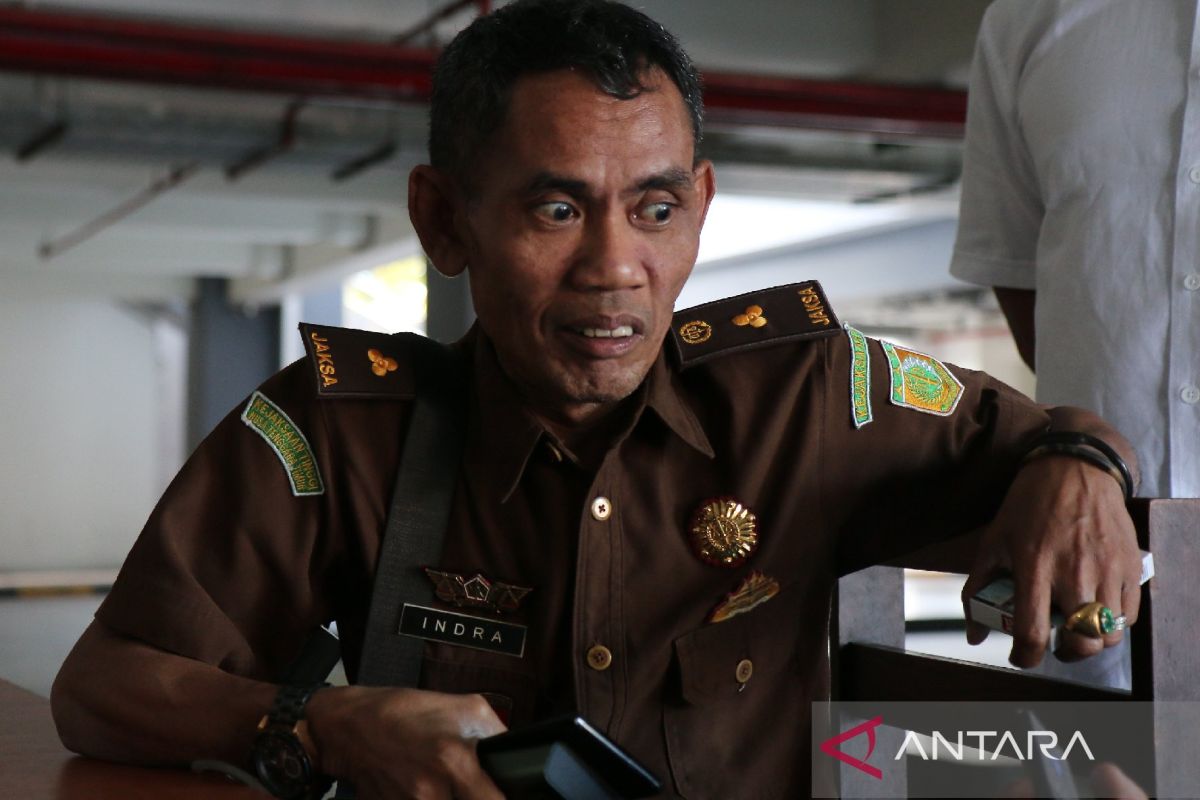 Penyidik korupsi dana KUR menerima sertifikat tanah dari ketua BUMDes