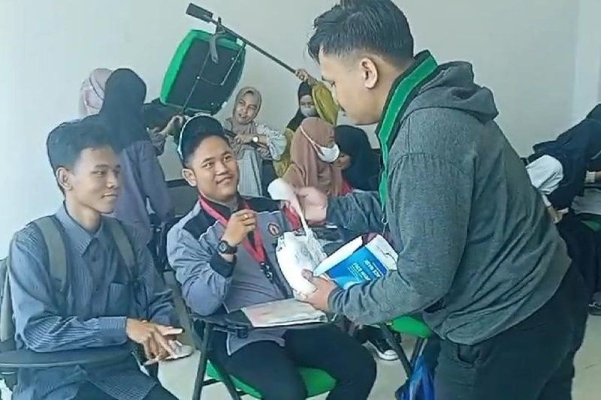 HMI Peduli bagikan seribu masker di kampus 2 UIN Antasari Banjarbaru