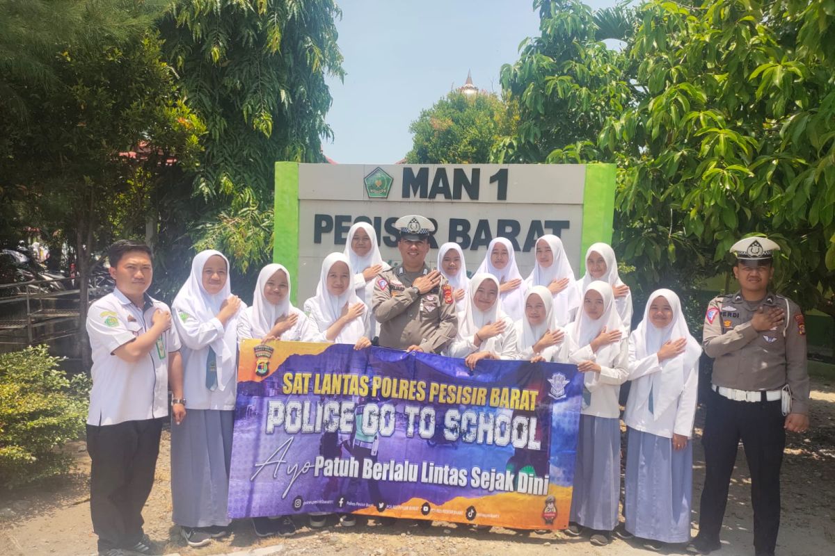 Polisi sosialisasi tertib berlalu lintas ke pelajar di Pesisir Barat Lampung