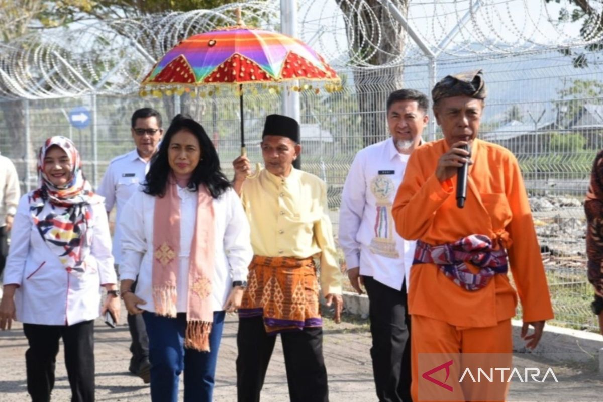 Menteri Bintang Puspayoga disambut adat Mopotilolo di Gorontalo