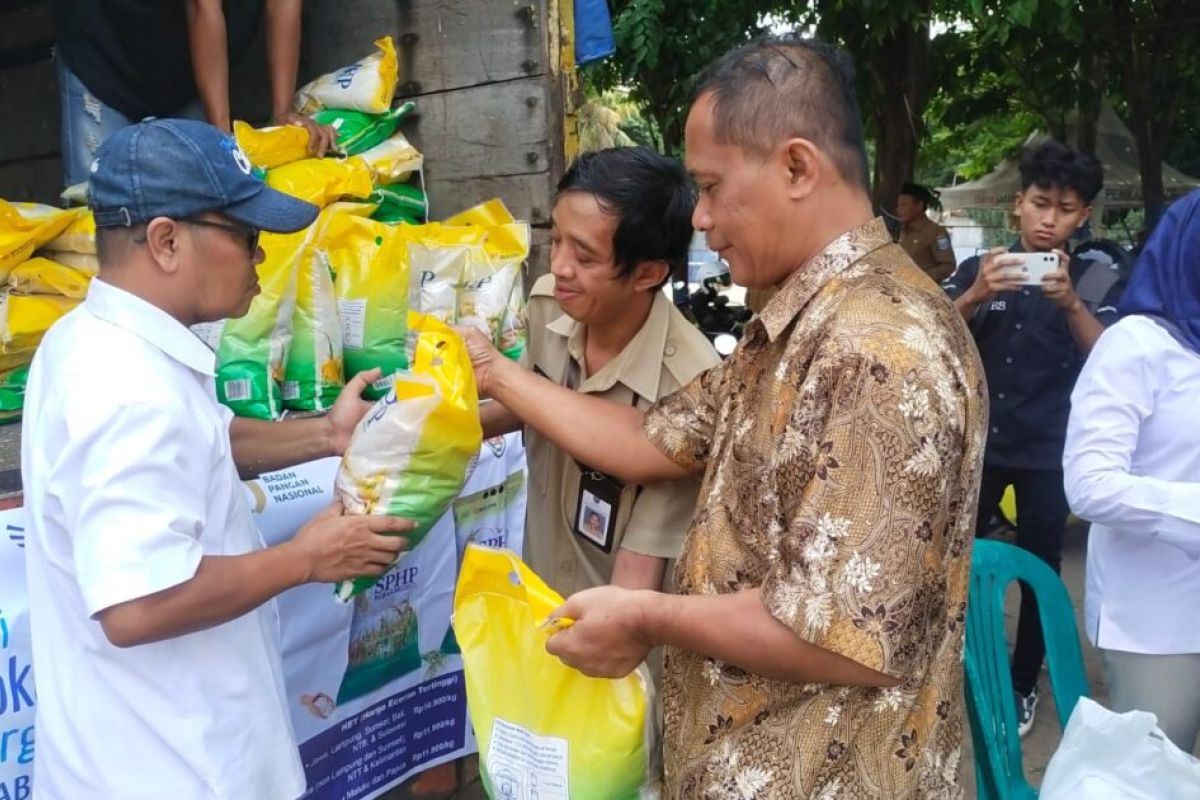 Bulog dan Pemkab Probolinggo gelar operasi pasar beras murah