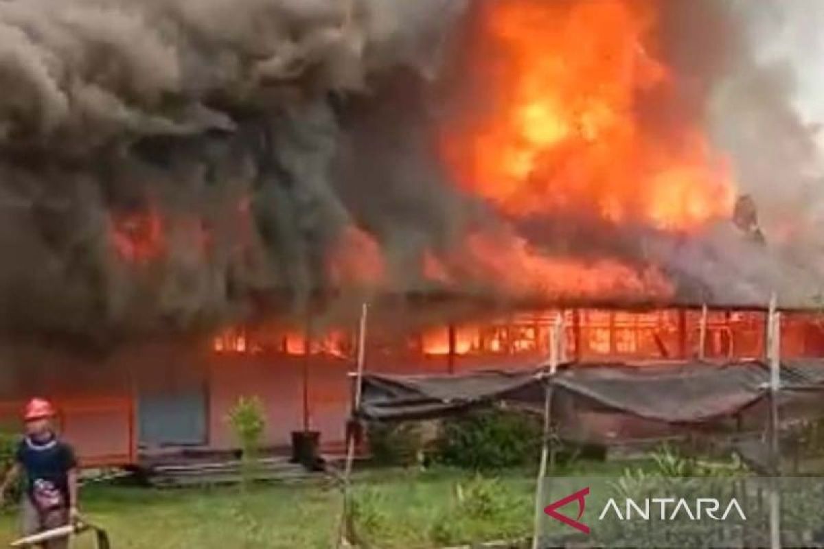 Delapan ruang sekolah dan lima unit rumah warga di Kapuas hangus terbakar