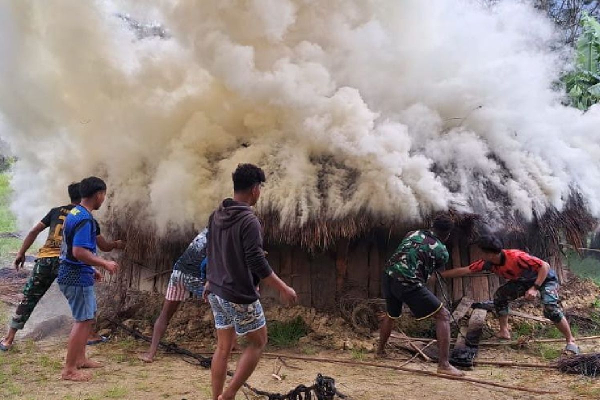 TNI bantu padamkan honai  terbakar