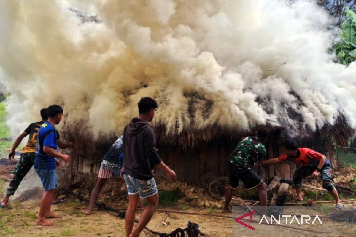 Prajurit Yonif 721/Makkasau bantu padamkan honai  terbakar