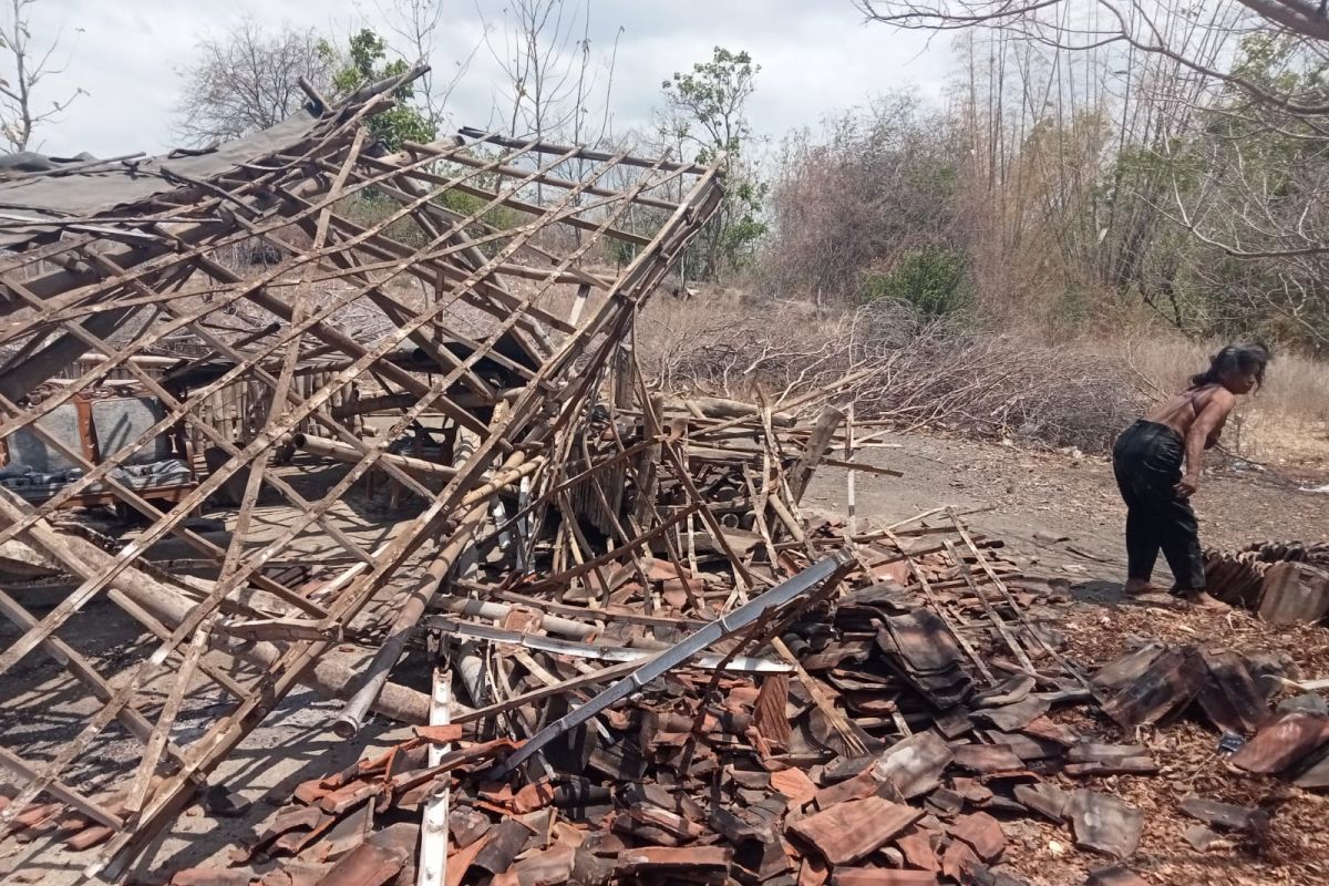 Belasan rumah di Jatisari Situbondo rusak diterjang puting beliung