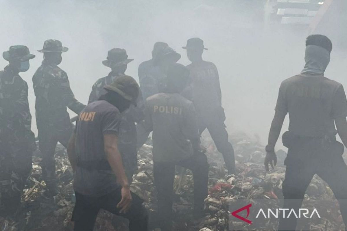 Polresta Samarinda bantu padamkan api di TPA Bukit Pinang