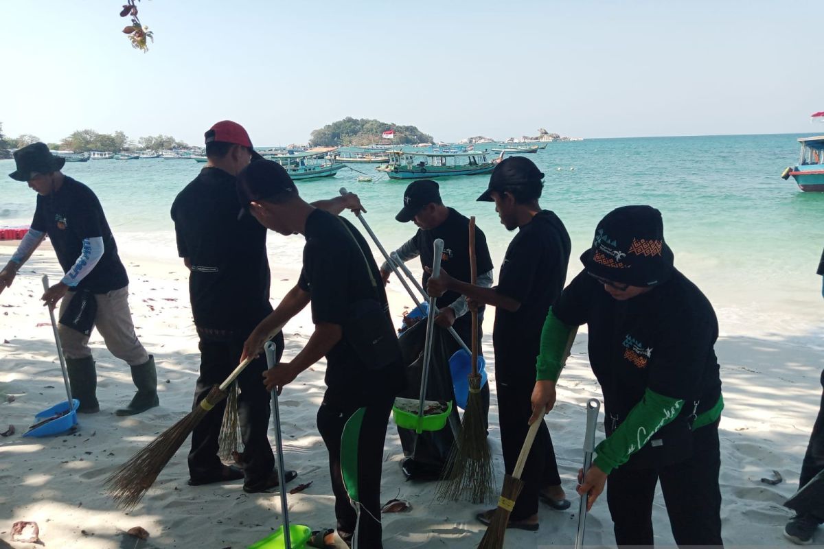 Kemenparekraf bersihkan sampah pantai Tanjung Kelayang peringati WTD 2023