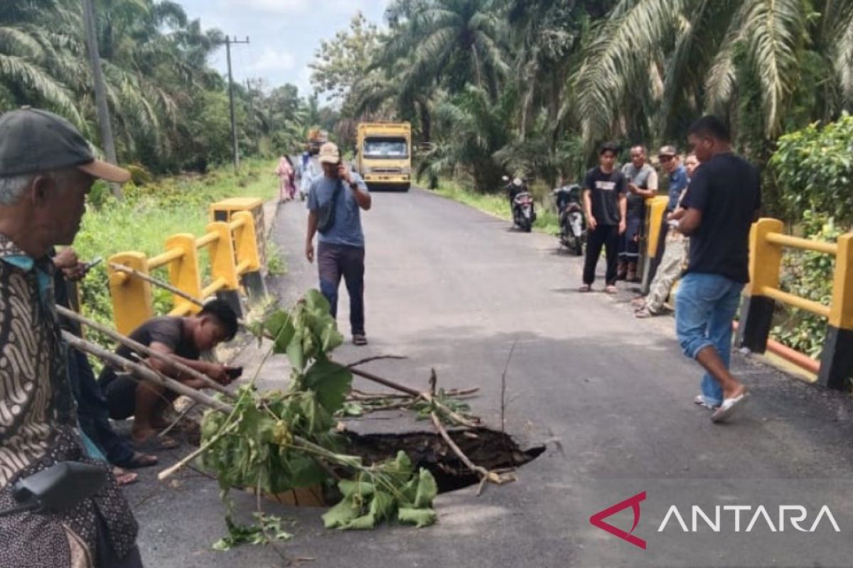 Lubang ancam keselamatan pengendara di jalan provinsi Sinunukan Batahan