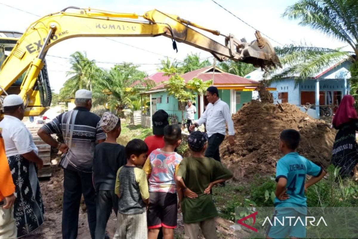 Cegah banjir, Pemdes Tabuyung normalisasi parit sepanjang 6.000 meter