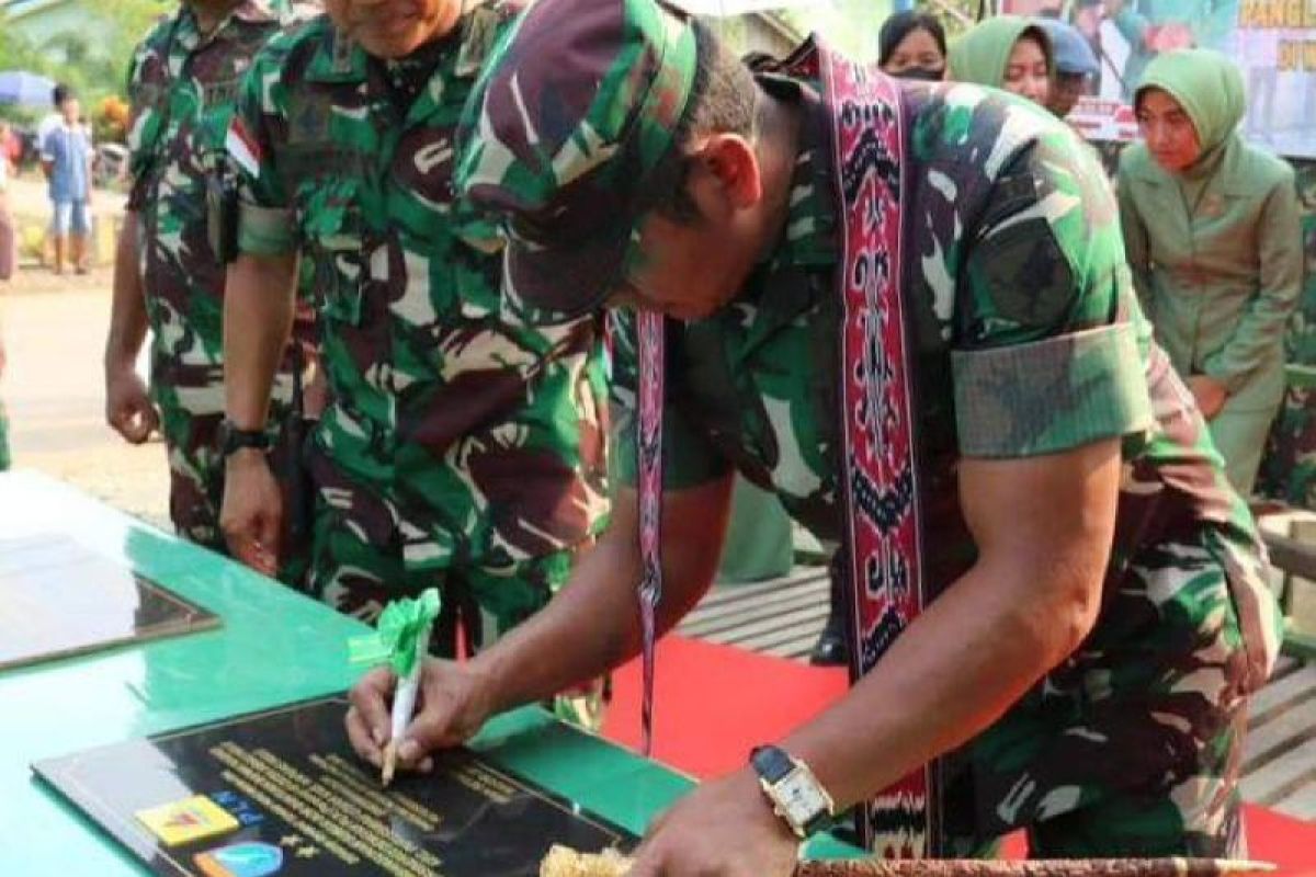 Pangdam Tanjungpura resmikan Pos Babinsa di Desa Bika Kapuas Hulu