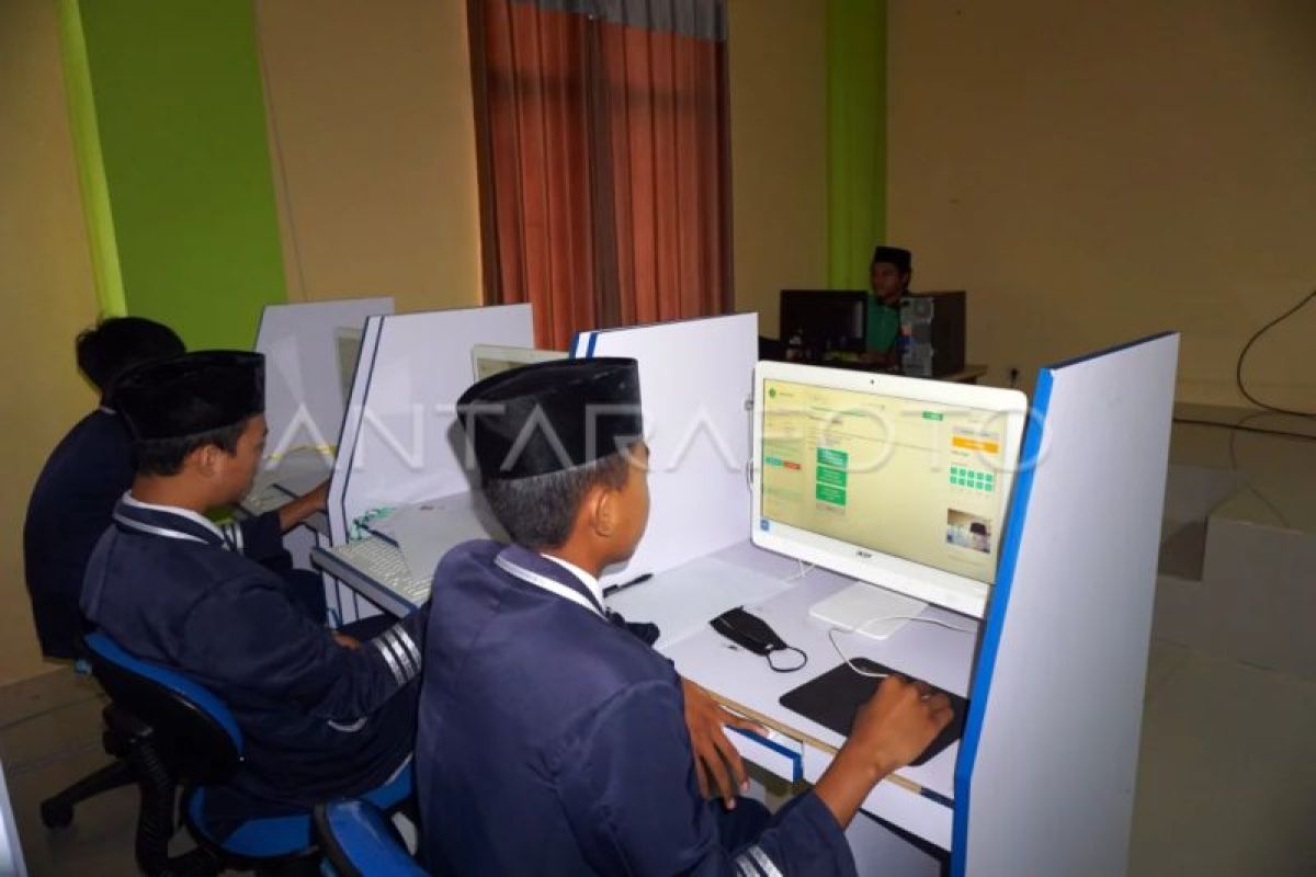 Aceh Besar latih komputer dan desain grafis santri dayah